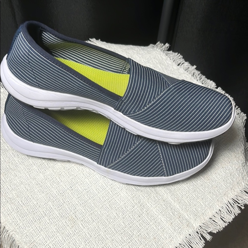 L.L. Bean  Back Cove Slip-On Shoes - Blue ladies size 7 - Picture 2 of 13